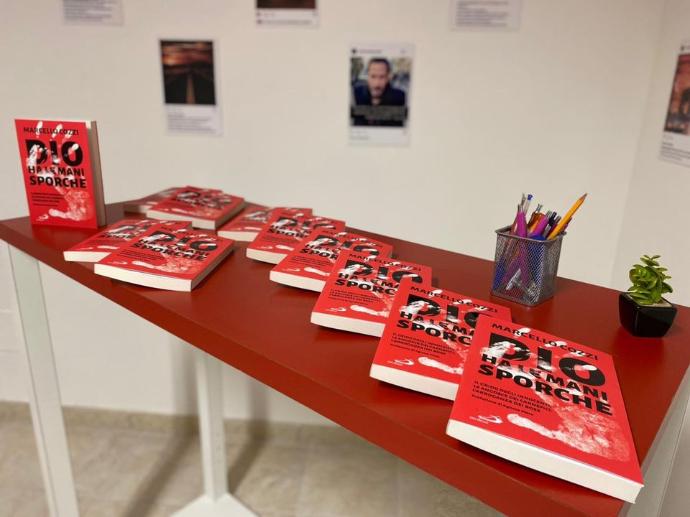 Caffe Letterario - Dio ha le mani sporche Presentazione del libro - Dio ha le mani sporche