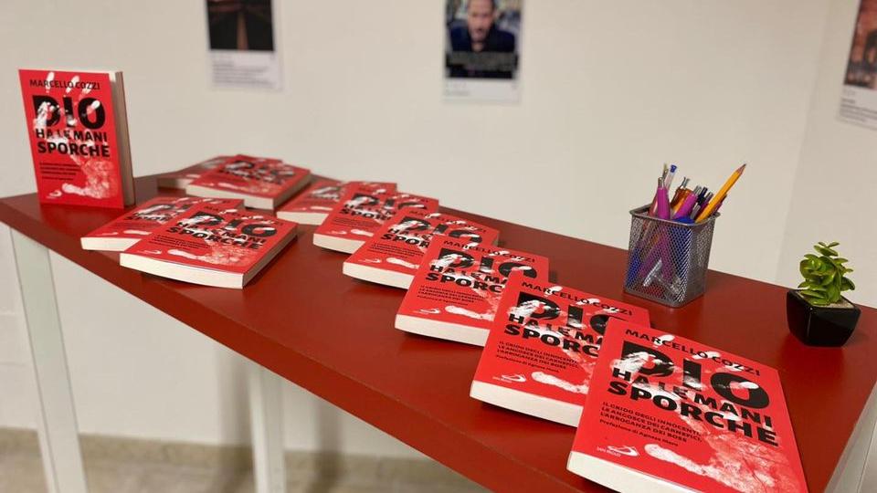 Caffè Letterario Dio ha le mani sporche Presentazione del libro Dio ha le mani sporche
